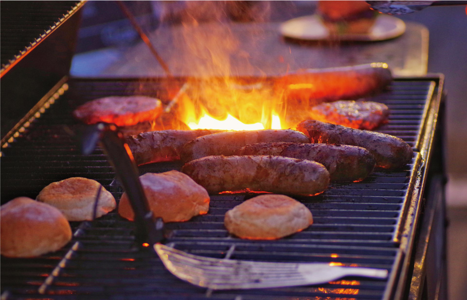 波の音を聞きながら、ビーチで楽しむ開放的なBBQ